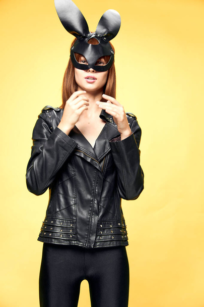 Sexy Frau in Hasenmaske und schwarzem Anzug, Versuchung - Foto, Bild