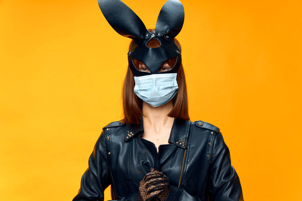  Samice králičí maska pózující sexuálně v lékařské masce z koronaviru - Fotografie, Obrázek