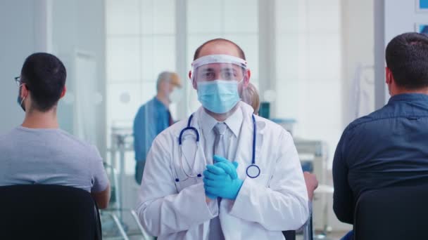 Porträt eines müden Arztes mit Mundschutz und Visier - Filmmaterial, Video