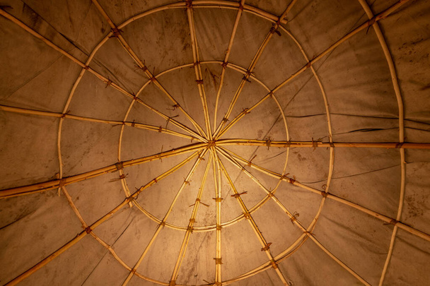 Innenansicht einer indischen Schwitzhütte. Sternförmige Weidenstöcke - Foto, Bild