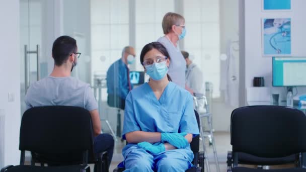 Беспокойная медсестра в маске против коронавируса - Кадры, видео