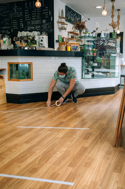Kavárna pracovník uvedení podlahové značky - Fotografie, Obrázek