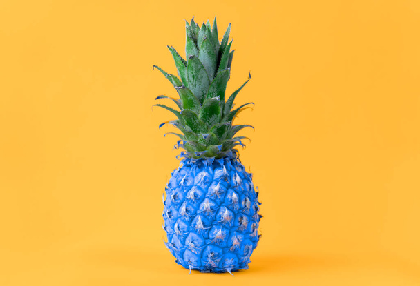 Afbeelding van blauwe ananas op gele achtergrond - Foto, afbeelding