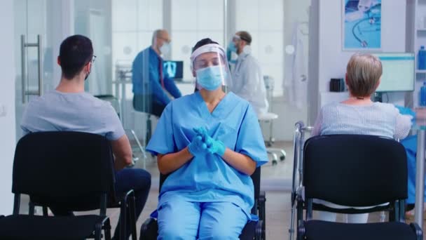 Enfermeira médica com máscara facial
 - Filmagem, Vídeo