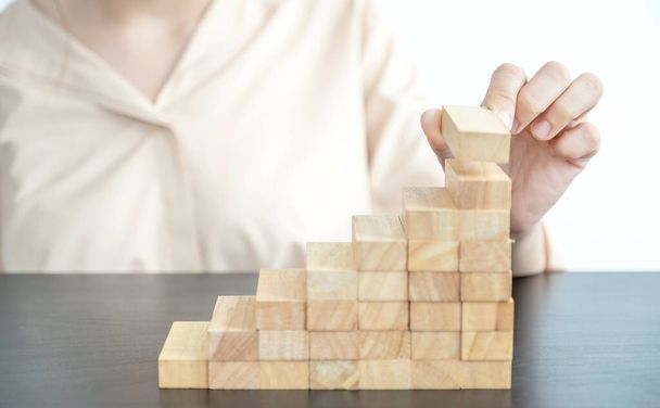 Juego de madera de bloques de mano, Concepto de riesgo de gestión y plan de estrategia, proceso de éxito del negocio de crecimiento y trabajo en equipo. - Foto, imagen