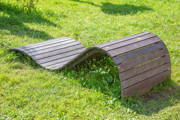 Espreguiçadeira artesanal feita de tábuas de madeira. Ideia para paisagismo do jardim e quintal
 - Foto, Imagem