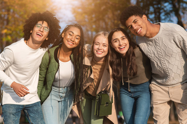 Grupo retrato de feliz multirracial adolescentes amigos ao ar livre
 - Foto, Imagem