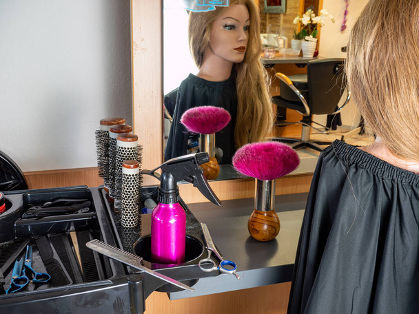 Cabeleireiro Mulher loira cortando cabelo no salão
 - Foto, Imagem