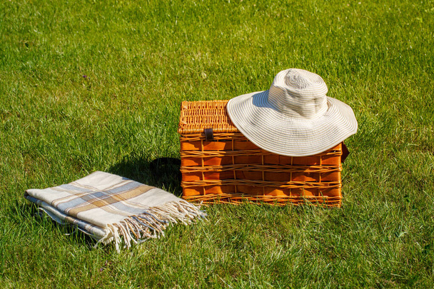 Piknik kosár a réten. Szabadtéri nyári piknik a zöld füvön a napsütéses napon. Buli van.. - Fotó, kép