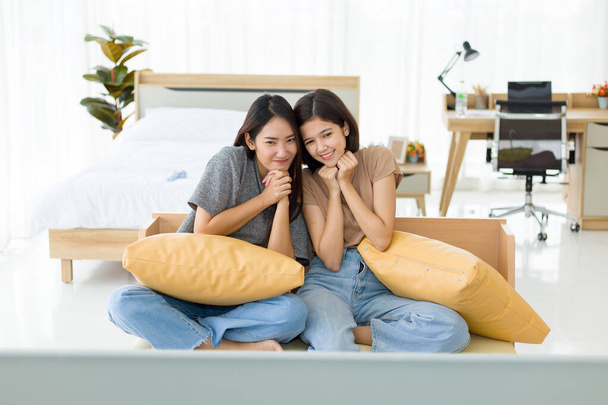 Intime Freundinnen im Teenageralter sitzen zu Hause vor dem Fernseher. - Foto, Bild