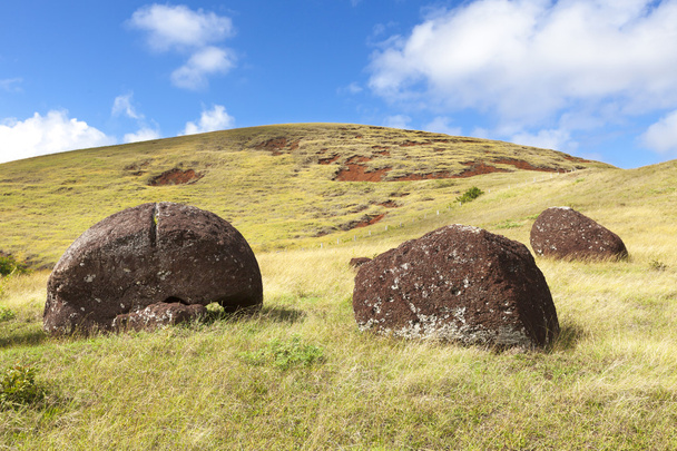 Moai hatut rinteellä pääsiäissaarella
 - Valokuva, kuva