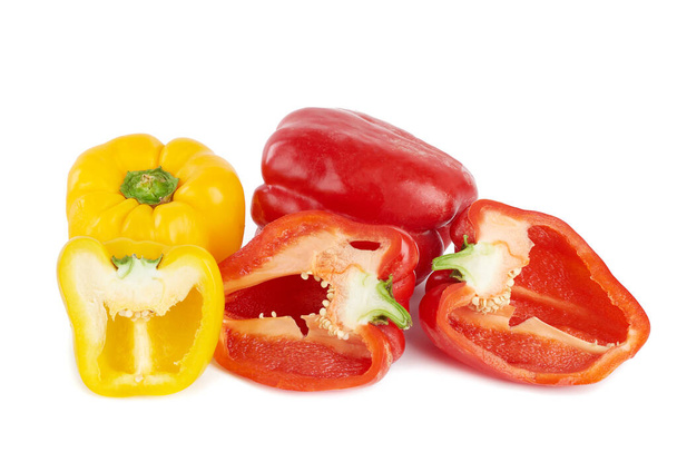 pimentas doces vermelhas e amarelas isoladas em fundo branco, monte de vegetais úteis
 - Foto, Imagem