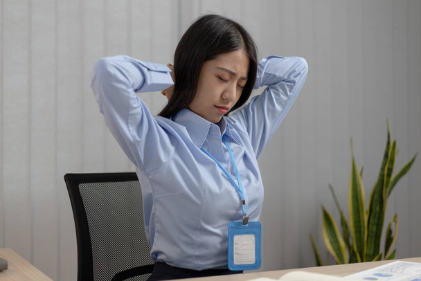 Asiatico businesswoman è rilassante dopo straordinario lavoro in un ufficio, felice donne riposo a lavoro dopo il lavoro è finito. - Foto, immagini