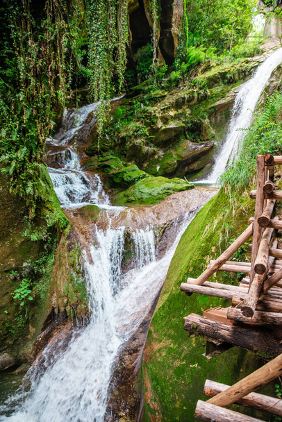 vista da cachoeira de verão na natureza verde cavernas itália caglieron
 - Foto, Imagem