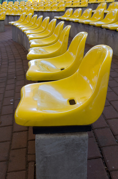 Keltaiset istuimet
 - Valokuva, kuva