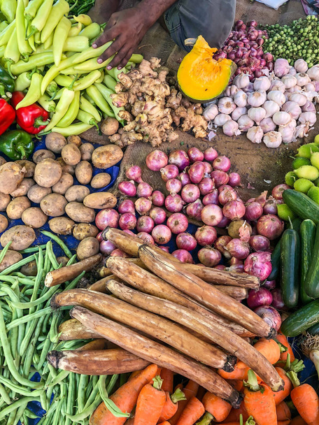 Vielfalt an frischem und reifem Gemüse auf dem Markt in Asien - Foto, Bild
