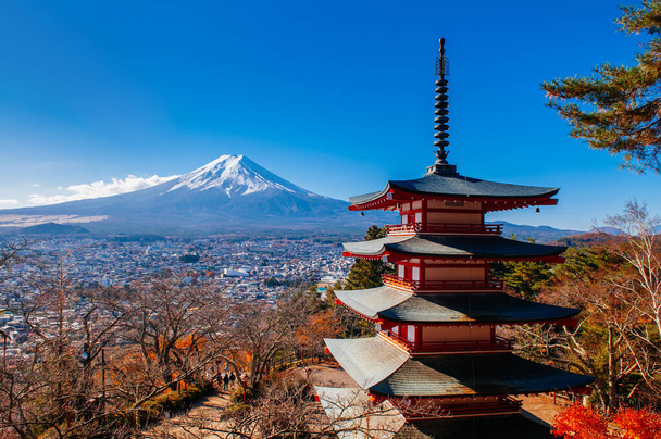 La pagode Chureito rouge et la neige couvraient le ciel bleu du mont Fuji en automne. Shimoyoshida - Arakurayama Sengen Park à Fujiyoshida près de Kawaguchigo - Photo, image