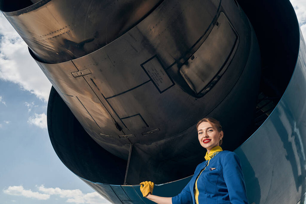 Zadowolony stewardessa uśmiechnięta do kamery - Zdjęcie, obraz