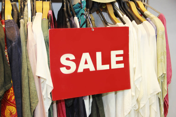 bannière rouge avec les mots vente et vêtements dans le magasin - Photo, image