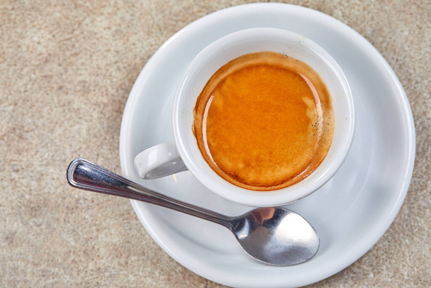 Tasse Kaffee auf Holztisch, Nahsicht  - Foto, Bild