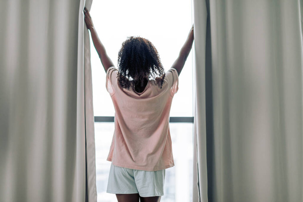 girl is standing in front of the window - Foto, Bild