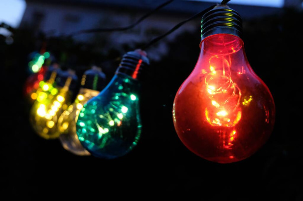 Guirnalda con bombillas de diferentes colores - Foto, Imagen