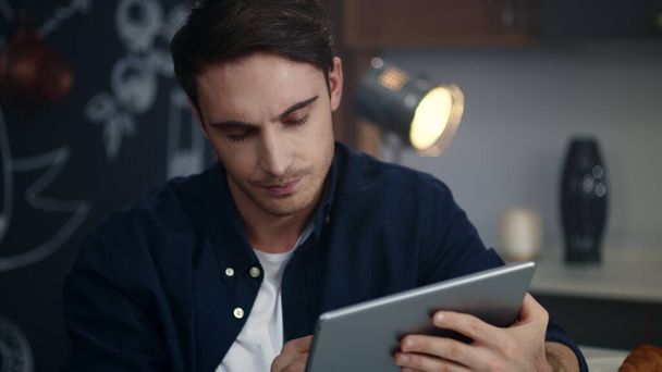 Trieste zakenman leest slecht nieuws op tablet computer thuis kantoor. - Foto, afbeelding