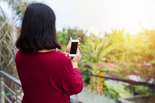 Mulher bonita usando telefone celular enquanto está ao ar livre - Foto, Imagem