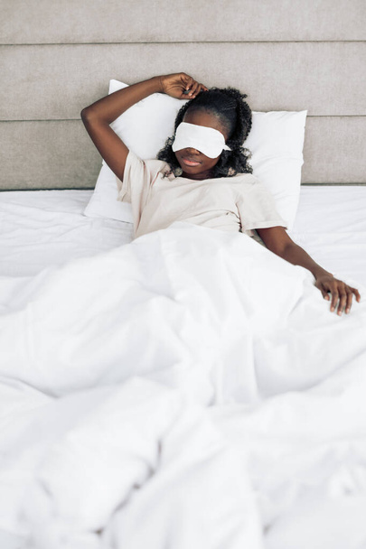 african girl sleeping on the bed - Zdjęcie, obraz