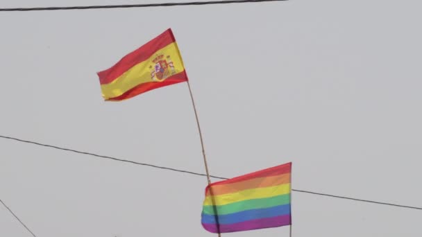 Vlajka Lgbt a vlajka Španělska mávající - Záběry, video