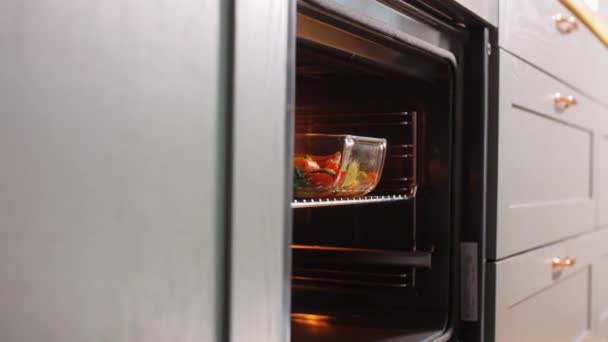 nő főzés élelmiszer kemencében otthon konyha - Felvétel, videó