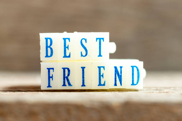 Лист-блок з синім кольоровим словом найкращий друг на фоні дерева
 - Фото, зображення