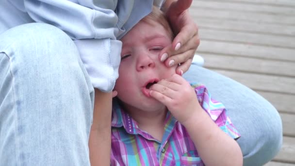 A boy crying with mom - Video, Çekim