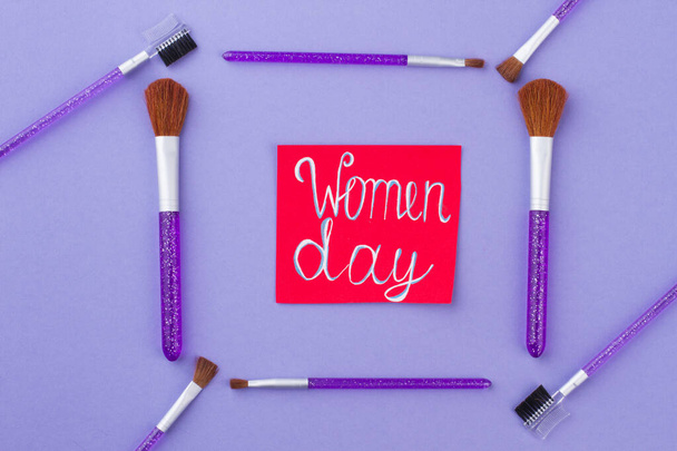 Journée des femmes écrite sur un papier rouge. - Photo, image