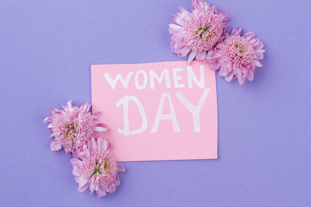 Γυναίκες μέρα γράψιμο και λουλούδια. - Φωτογραφία, εικόνα
