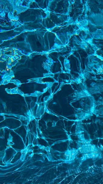 Водна текстура басейну на синьому фоні
. - Фото, зображення