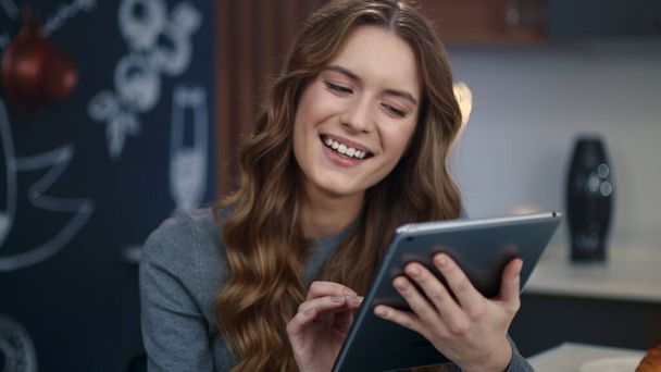Portrait de femme surprise obtenir de bonnes nouvelles sur tablette informatique au bureau à domicile
. - Photo, image
