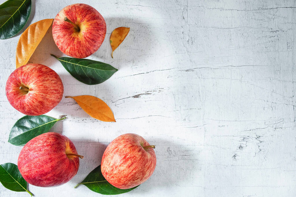 Frische Apfelfrüchte auf einem weißen Holztisch. - Foto, Bild