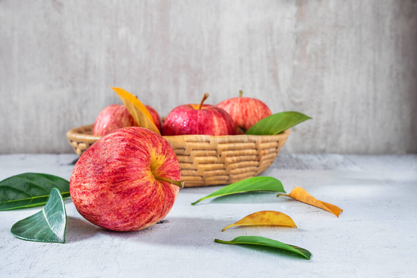 Čerstvá jablka v košíku na stole - Fotografie, Obrázek