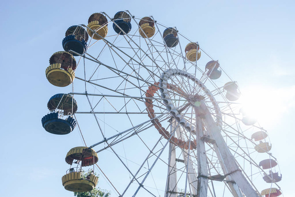 Beautiful retro colorful ferris wheel of the amusement park in the blue sky and sunset background - Valokuva, kuva