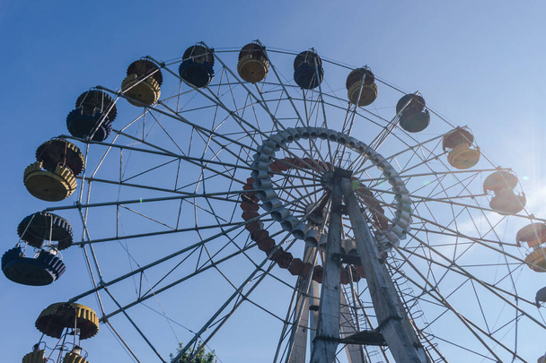 Прекрасне ретро барвисте колесо парку розваг на фоні блакитного неба і заходу сонця
 - Фото, зображення