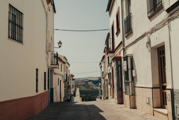 Пустая белая улица в Андалусии, Испания. - Фото, изображение