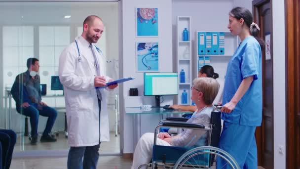 Lääkäri tarkistaa diagnoosin vammaisten vanhempi nainen - Materiaali, video