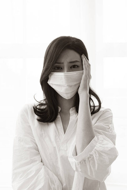 asiatico donna avendo mal di testa su bianco sfondo - Foto, immagini