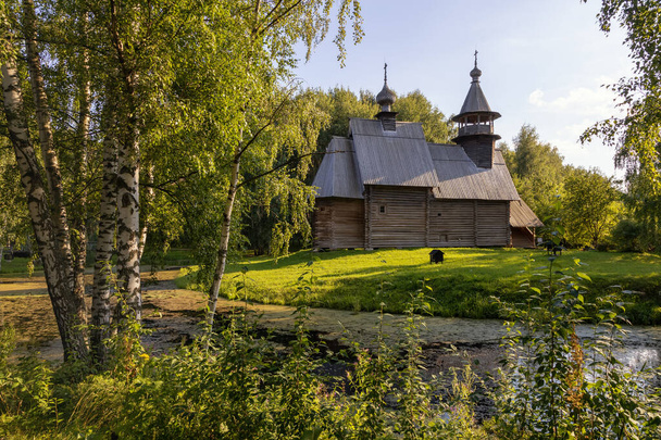 The Museum of wooden architecture under the open sky "Kostroma Sloboda". Dmitrievskaya Church (Spaso-fominskaya), 17th century. Golden ring of Russia. Kostroma, Russia - Foto, imagen
