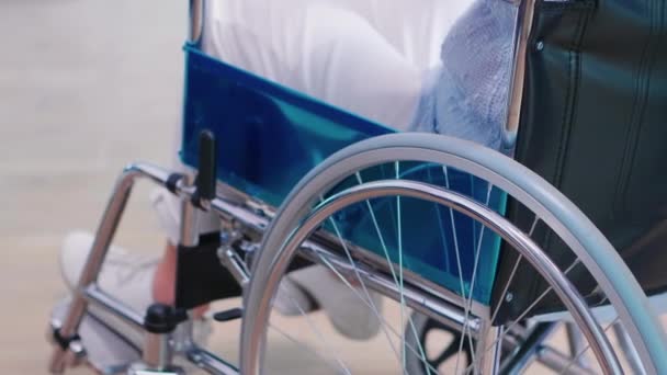 Vammainen vanha nainen - Materiaali, video