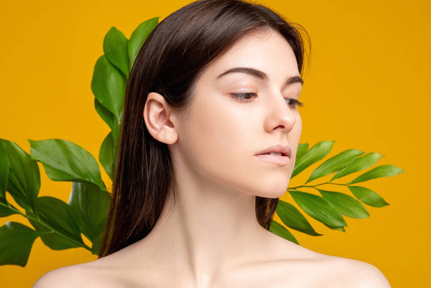 přírodní krása lázeňská terapie žena svěží tvář rostlina - Fotografie, Obrázek