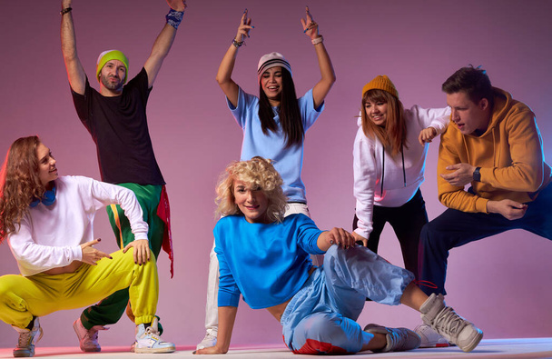 Group of professional team dancing hip hop - Foto, afbeelding