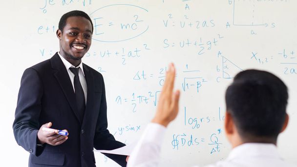 Sınıfta Afrikalı öğretmen fen dersi veriyor. - Fotoğraf, Görsel