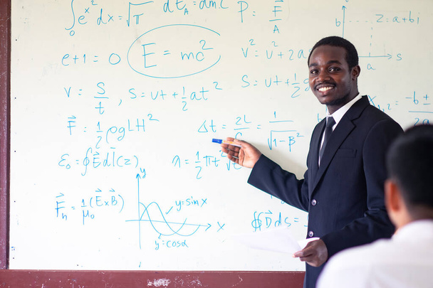 Insegnante africano che insegna scienze in classe - Foto, immagini